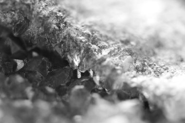 Siyah ve beyaz fotoğraf kristalleri yüzeyinde yapısı. Yakın çekim. Arka plan bulanık