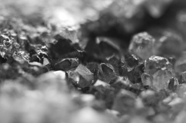 Siyah ve beyaz fotoğraf kristalleri yüzeyinde yapısı. Yakın çekim. Arka plan bulanık