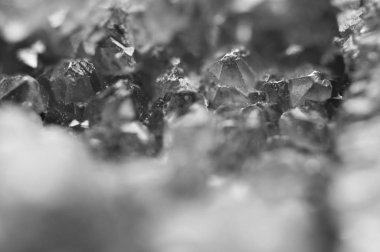 Siyah ve beyaz fotoğraf kristalleri yüzeyinde yapısı. Yakın çekim. Arka plan bulanık