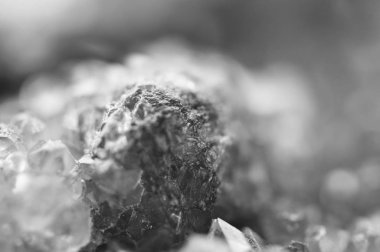 Siyah ve beyaz fotoğraf kristalleri yüzeyinde yapısı. Yakın çekim. Arka plan bulanık