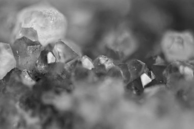 Siyah ve beyaz fotoğraf kristalleri yüzeyinde yapısı. Yakın çekim. Arka plan bulanık