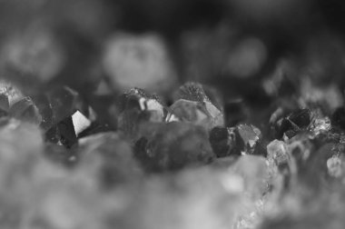Siyah ve beyaz fotoğraf kristalleri yüzeyinde yapısı. Yakın çekim. Arka plan bulanık