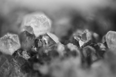 Siyah ve beyaz fotoğraf kristalleri yüzeyinde yapısı. Yakın çekim. Arka plan bulanık