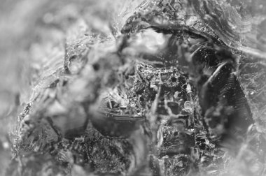 Siyah beyaz fotoğraf, doğal kristalden doku. Makro. 