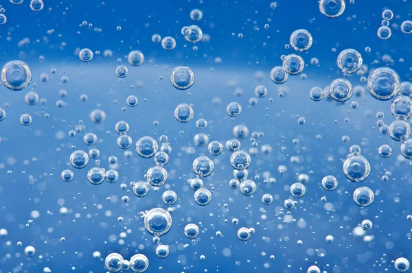 Mavi suda yukarı doğru yükselen oksijen kabarcıkları.