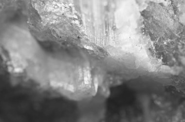 Doğa kristallerinden siyah-beyaz arka plan. Makro