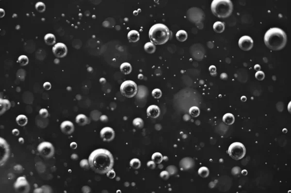 暗い液体中の酸素または空気の泡. — ストック写真
