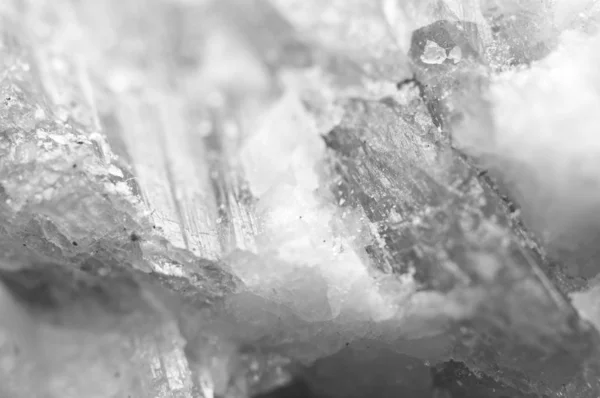 Fondo blanco y negro de cristales naturales. Macro — Foto de Stock