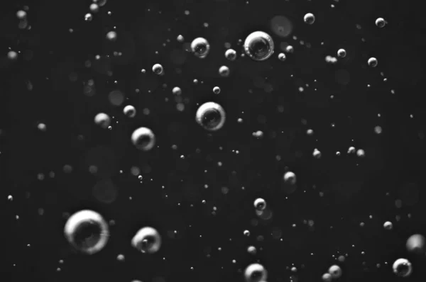 Bulles d'oxygène ou d'air dans un liquide sombre . — Photo