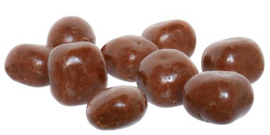 Beyaz arka planda izole edilmiş çikolata topları.