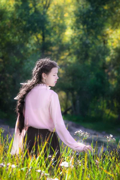 Frau Einem Sonnigen Sommertag Beim Spazierengehen Blumenfeld Mit Hohem Gras — Stockfoto