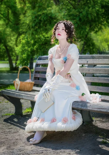 Chica Joven Vestido Blanco Largo Inteligente Está Leyendo Una Historia —  Fotos de Stock