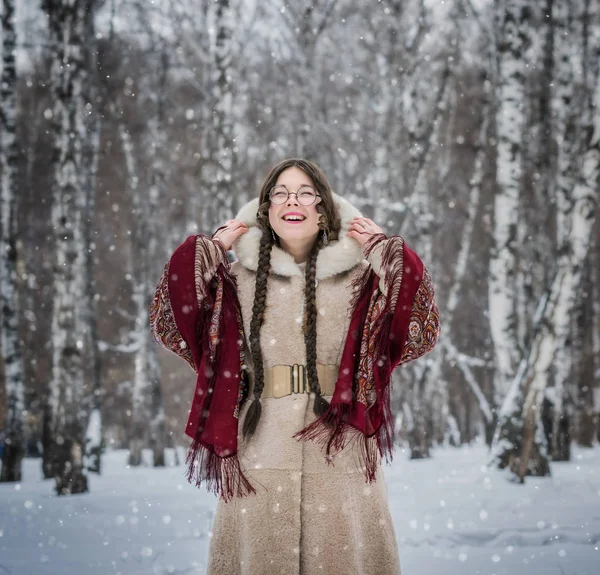 Menina Sorri Frio Dia Inverno Livre Parque Nevado Entre Árvores — Fotografia de Stock