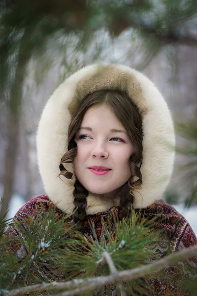 Retrato Russo Menina Sorriso Lenço Nacional Brilhante Casaco Pele Dia — Fotografia de Stock