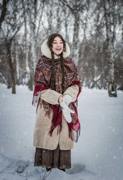 女性が木の中で雪に覆われた公園内屋外冬の寒い日で笑します — ストック写真