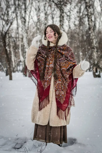 雪に覆われた公園の木 々の間で良い気分寒い冬の日の屋外での女の子 — ストック写真