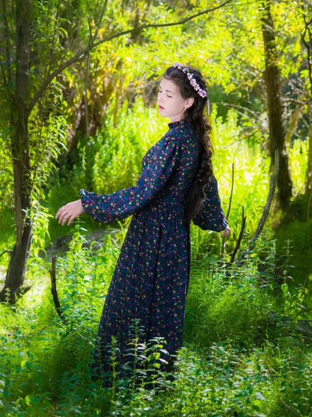 夏の晴れた日ウォーキングや背の高い草の森で踊る若い女性 — ストック写真