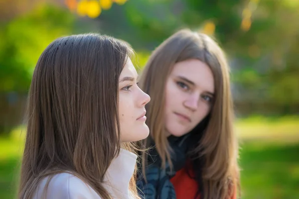 Portret Van Twee Mooie Jonge Vrouwen Rivalen Elkaar Zittend Een — Stockfoto