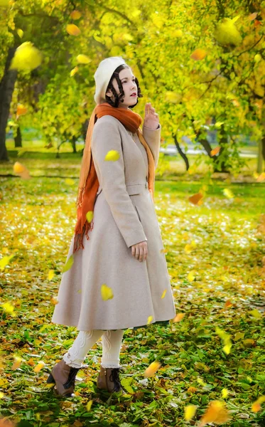 Lány Egy Könnyű Kabátot Egy Séta Parkban Során Őszi Levél — Stock Fotó