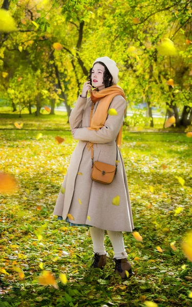 Egy Könnyű Kabátot Egy Séta Parkban Során Őszi Levél Őszi — Stock Fotó