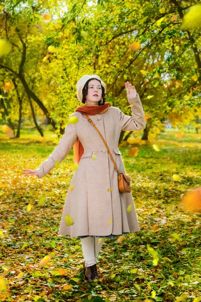 Menina Casaco Leve Boina Dia Outono Passeio Parque Durante Folha — Fotografia de Stock