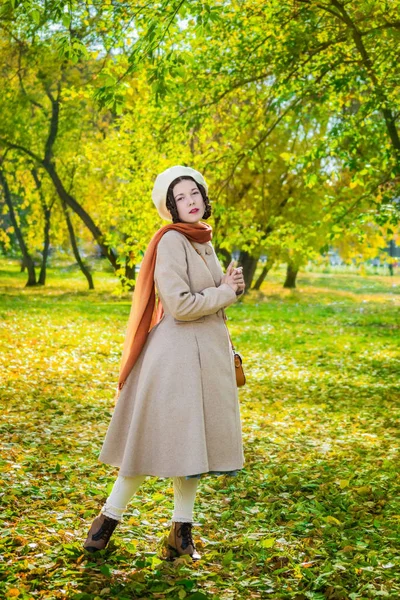 Dziewczyna Lekki Płaszcz Beret Jesienny Dzień Spacer Parku Podczas Upadek — Zdjęcie stockowe