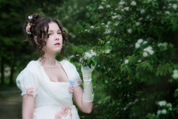 Jovem Vestido Noiva Branco Longo Elegante Perto Florescer Arbusto Jardim — Fotografia de Stock