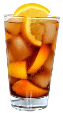Cola İçecek buz küpleri ve bir highball cam beyaz zemin üzerine dilimlenmiş portakal.