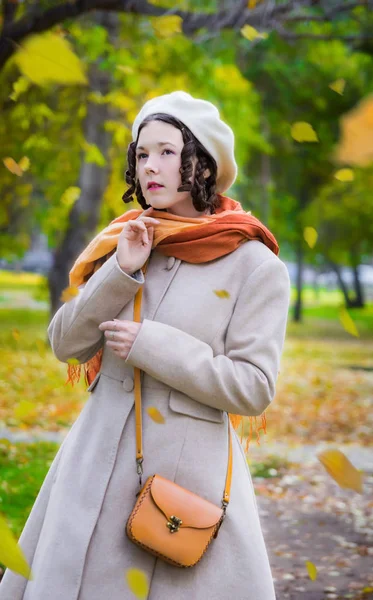 Dziewczyna Lekki Płaszcz Beret Jesienny Dzień Spacer Parku Podczas Upadek — Zdjęcie stockowe