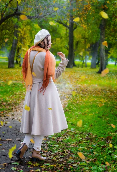 Chica Con Una Mirada Sorprendida Abrigo Tomar Paseo Tarde Otoño —  Fotos de Stock