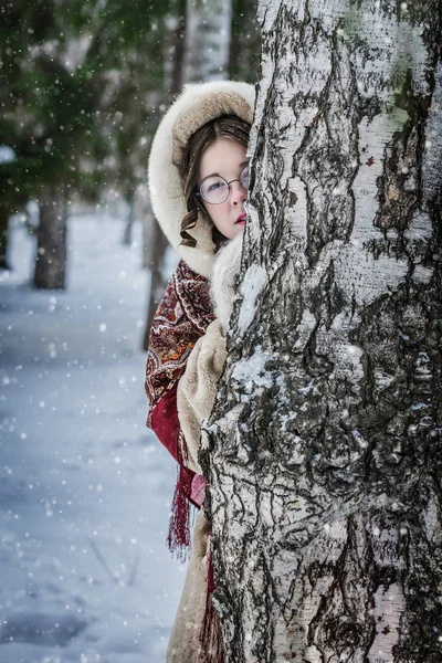 Orosz Lány Világos Nemzeti Sál Egy Bundát Egy Hideg Téli — Stock Fotó