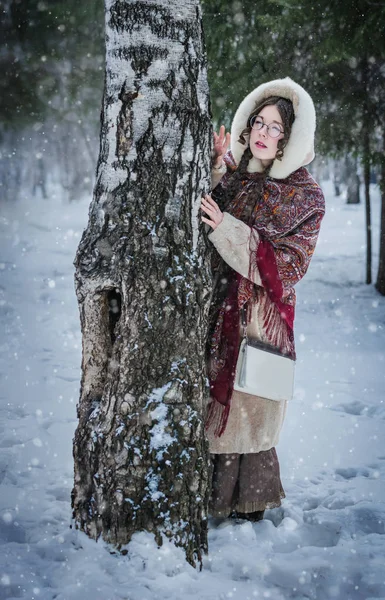 Ragazza Russa Una Sciarpa Nazionale Brillante Una Pelliccia Una Fredda — Foto Stock