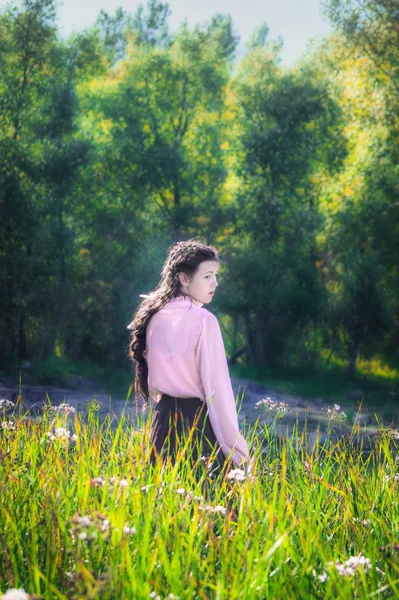 Junges Mädchen Einem Sonnigen Sommertag Beim Spazierengehen Blumenfeld Mit Hohem — Stockfoto