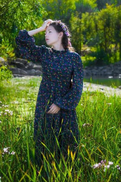 Verträumtes Mädchen Einem Sonnigen Sommertag Beim Spazierengehen Blumenfeld Mit Hohem — Stockfoto
