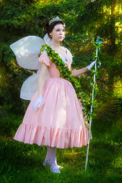 夏の晴れた日に素晴らしい森の中に魔法の杖を持つ妖精の女王のイメージの女の子 — ストック写真