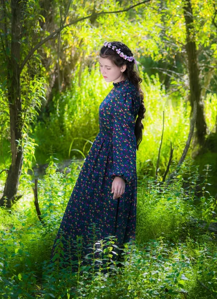 夏の晴れた日歩行や背の高い草と森林のダンス少女 — ストック写真