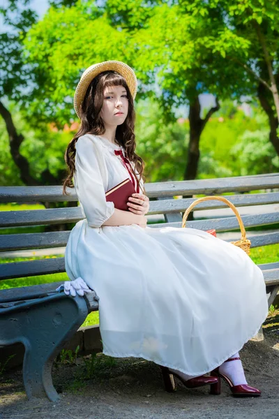 Retrato Una Joven Vestido Blanco Histórico Con Libro Las Manos — Foto de Stock