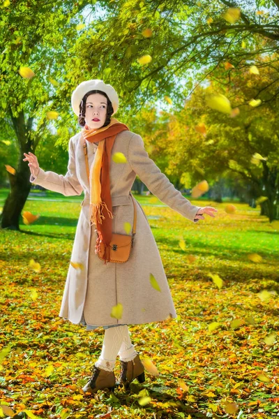 Lány Egy Könnyű Kabátot Egy Séta Parkban Során Őszi Levél — Stock Fotó