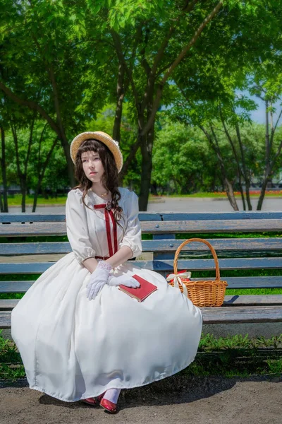 Retrato Una Joven Vestido Blanco Histórico Con Libro Las Manos — Foto de Stock