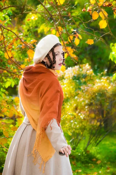 Kız onu ceket ve sonbahar öğleden sonra bir yürüyüş almak sürpriz bir bakışla görüntülemek arkadan.