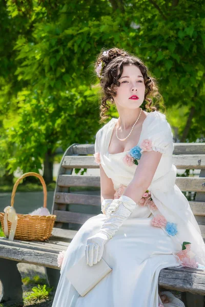 Retrato Una Joven Novia Vestido Blanco Histórico Con Libro Las —  Fotos de Stock