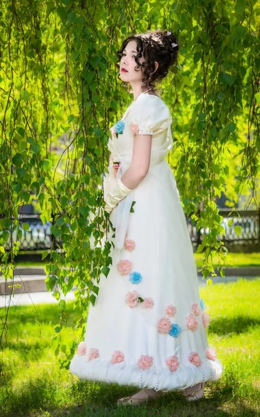 Bella Ragazza Abito Sposa Vintage Giardino Primaverile Tra Ramoscello Una — Foto Stock