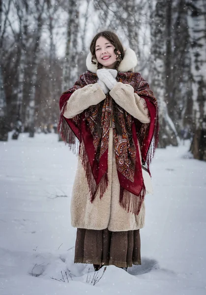 女性が木の中で雪に覆われた公園内屋外冬の寒い日で笑します — ストック写真