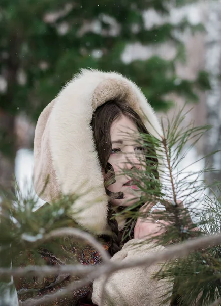 Krásná Ruská Dívka Kožichu Zimě Hraje Schovávanou — Stock fotografie