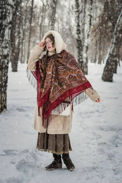 Menina Casaco Pele Passeio Parque Desfrutar Belo Dia Inverno — Fotografia de Stock