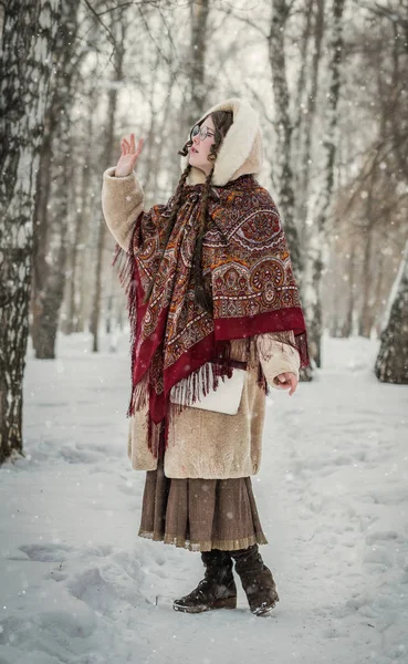 Женщина Шубе Прогулке Парке Наслаждается Прекрасным Зимним Днем — стоковое фото