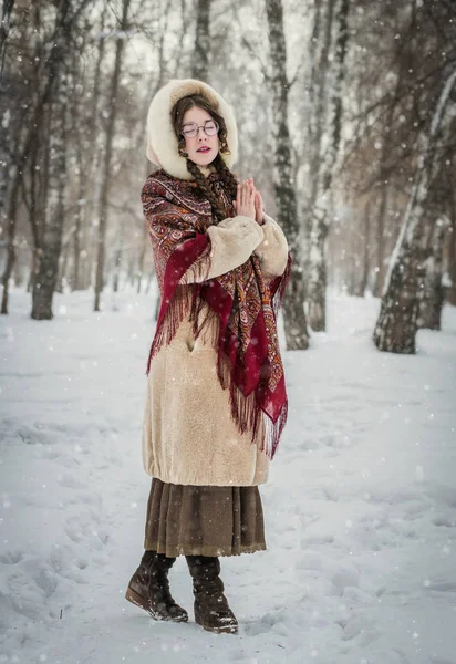 Lány Mosolyog Hideg Téli Napon Szabadban Fák Között Egy Havas — Stock Fotó