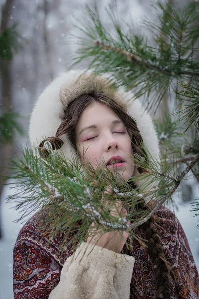 Retrato Uma Menina Com Casaco Pele Perto Uma Conífera Desfrutando — Fotografia de Stock