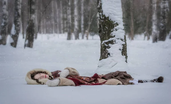 Glückliches Mädchen Liegt Einem Wintertag Weichen Schnee Herum Und Freut — Stockfoto