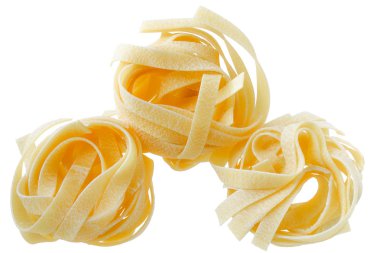 Makarna pappardelle yuva izole beyaz bir arka plan üzerinde Kapat.